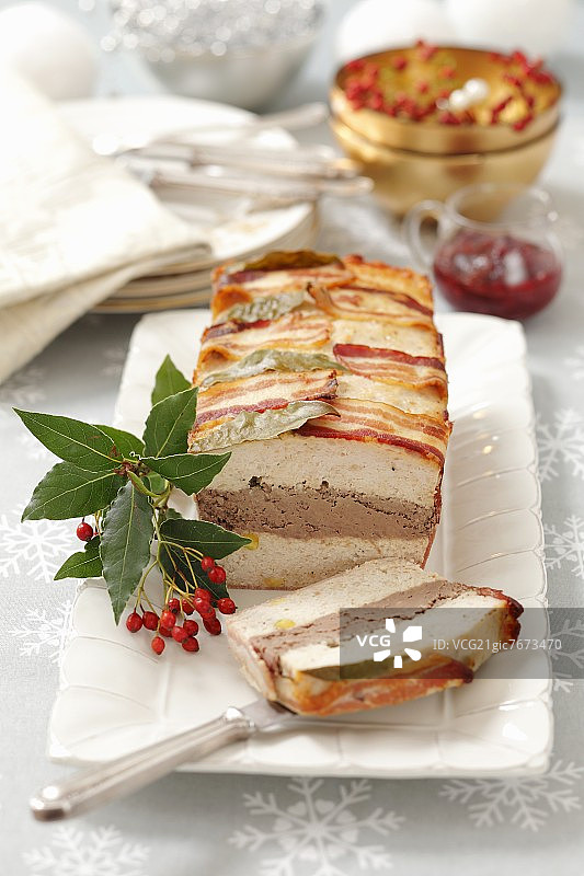 用意大利腌肉包裹的鸡肉和肝肉卷图片素材