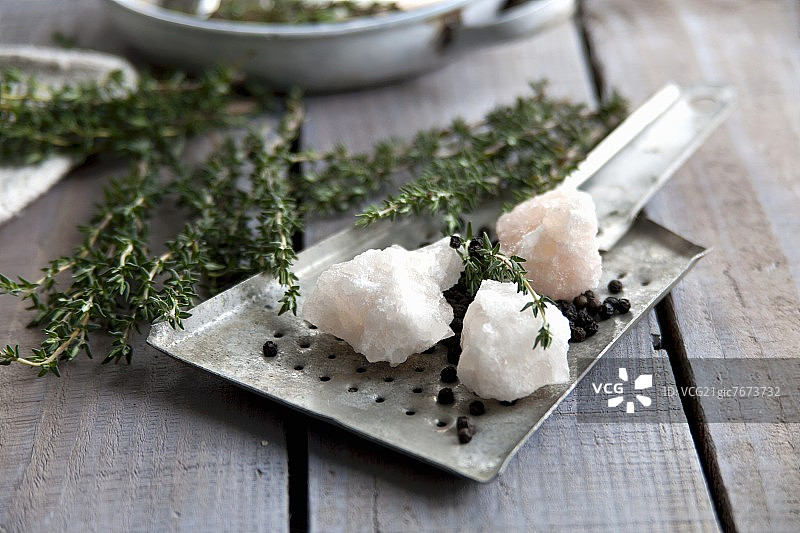 喜马拉雅盐和百里香在磨碎机上图片素材