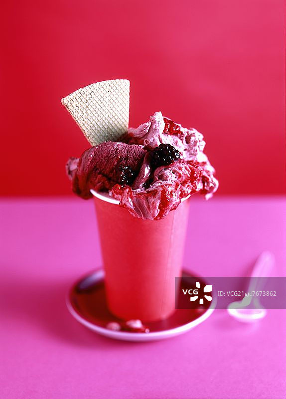 圣代玻璃杯中的奶油浆果冰淇淋图片素材