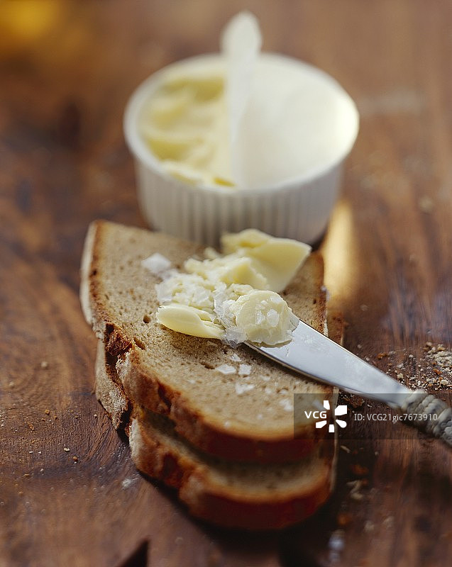 搭配黄油和盐的乡村风酸面包图片素材