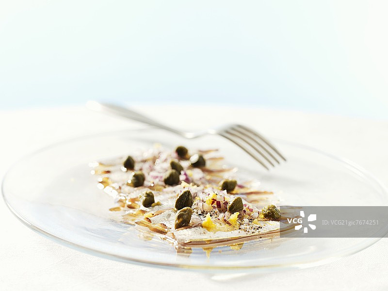 腌凤尾鱼配刺山柑图片素材