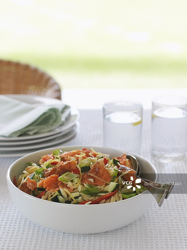 三文鱼 Orzo 意面沙拉图片素材