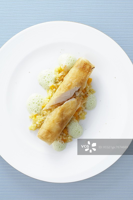 南瓜珍珠大麦和绿咖喱泡沫搭配酥皮比目鱼图片素材