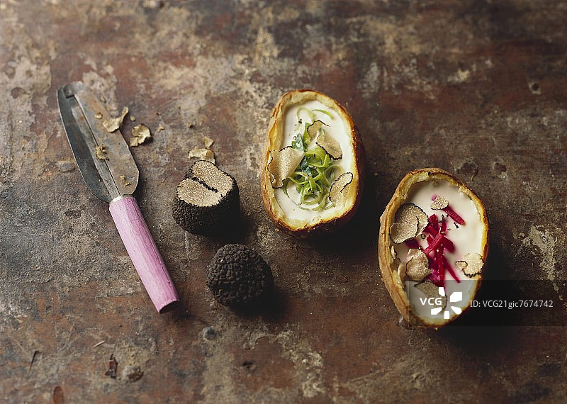 烤土豆配松露奶油、甜菜根和韭菜图片素材