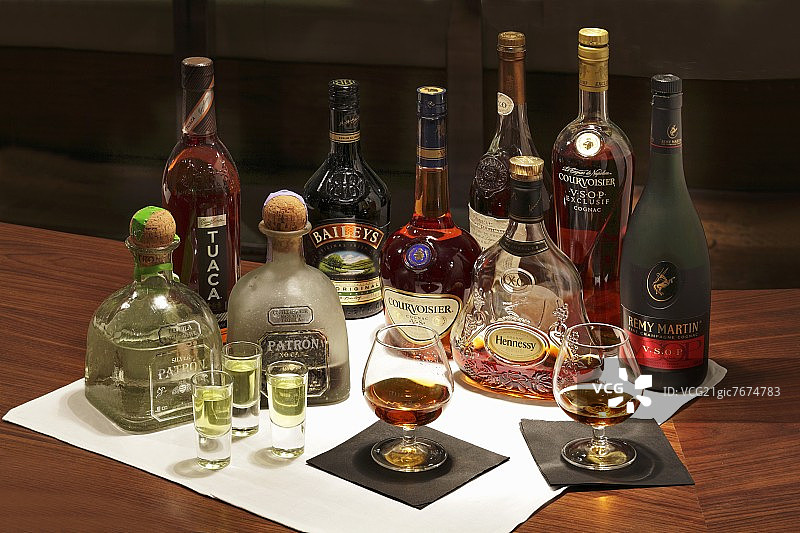 瓶子和玻璃杯中的各种烈酒图片素材