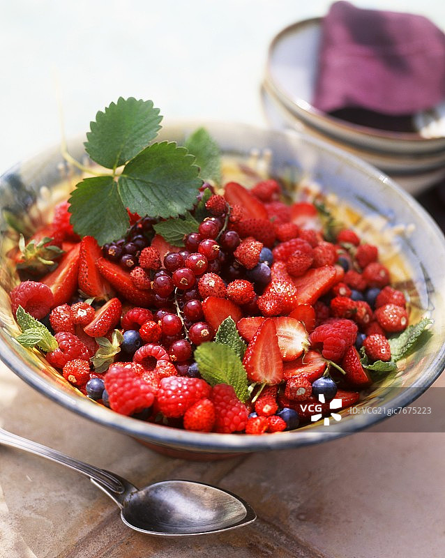 大份夏季浆果沙拉图片素材