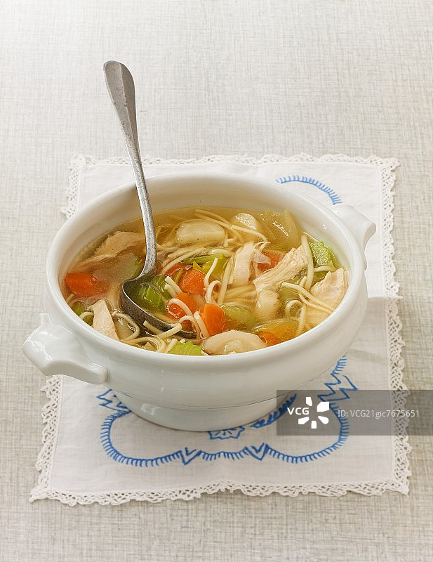 鸡肉面条汤（预防感冒）图片素材