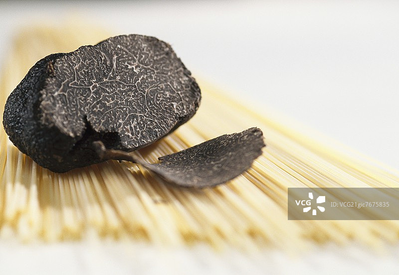 生意大利面上的黑松露图片素材