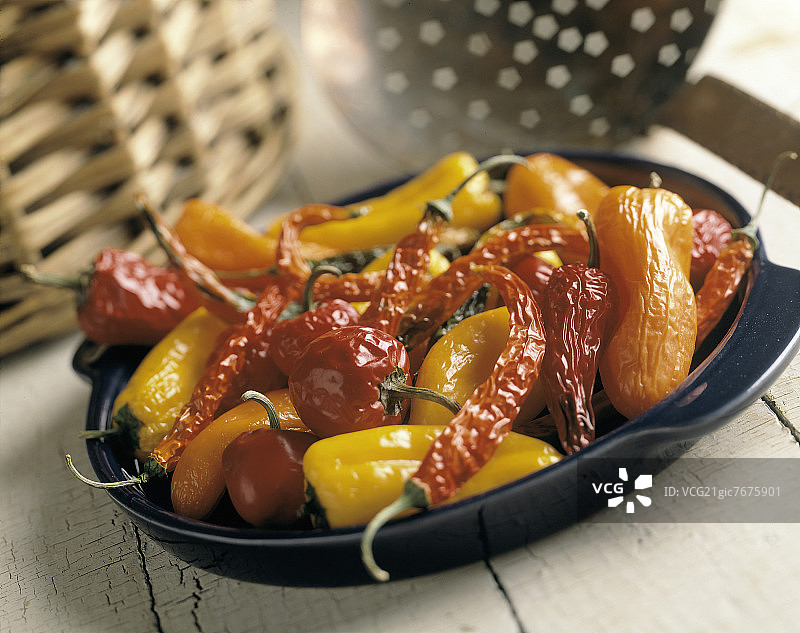 部分风干的红黄辣椒图片素材