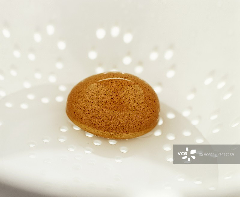 漏勺里的煮鸡蛋图片素材