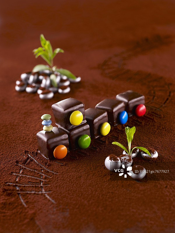 果仁巧克力豆制成的火车图片素材