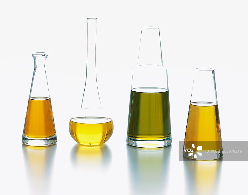 四个装满各种油的玻璃罐图片素材