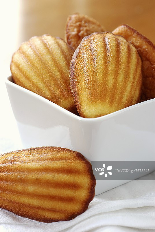 盘中的柠檬玛德琳蛋糕图片素材