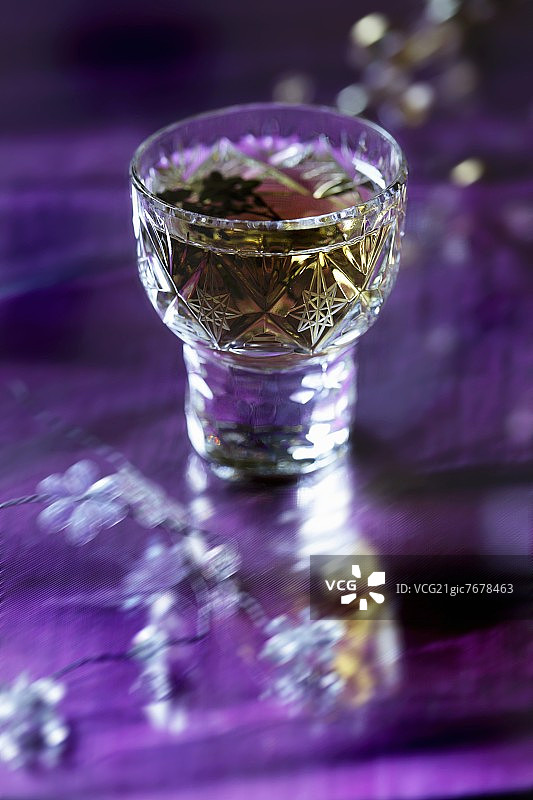 水晶杯中的百里香利口酒图片素材