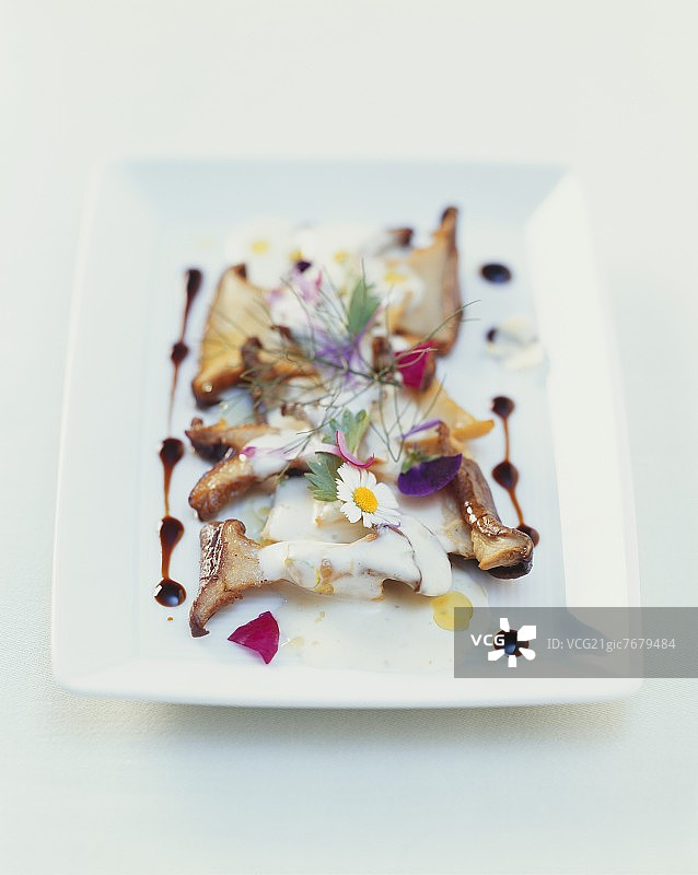 松露奶油酱炒蘑菇配食用花图片素材