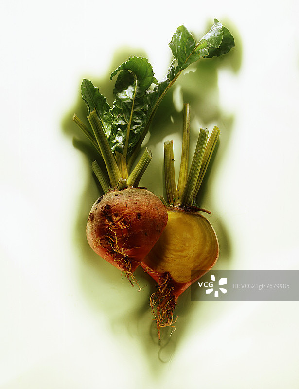 对半切开的黄色甜菜（与甜菜根有关）图片素材
