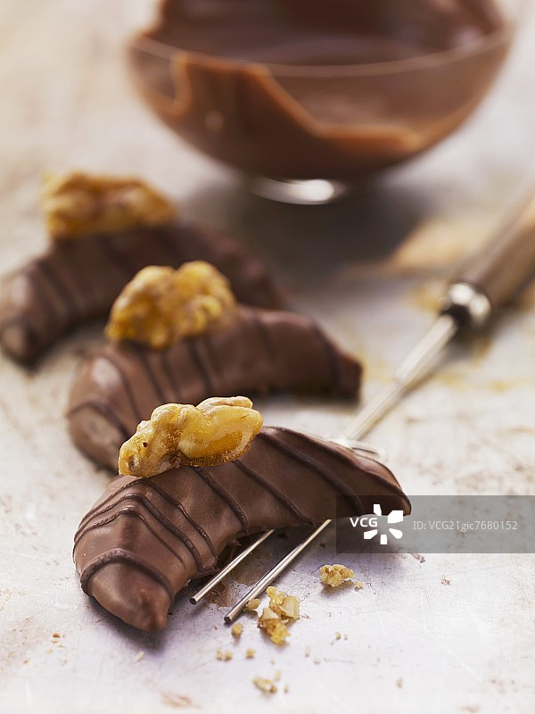 巧克力釉核桃杏仁新月形饼干图片素材