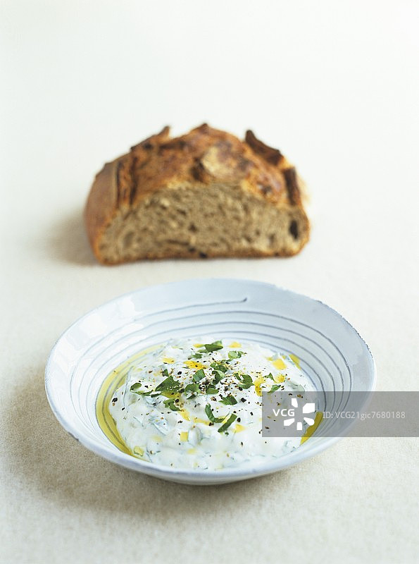 加香草和橄榄油的软奶酪图片素材