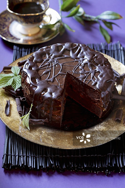 已切片的萨赫蛋糕图片素材