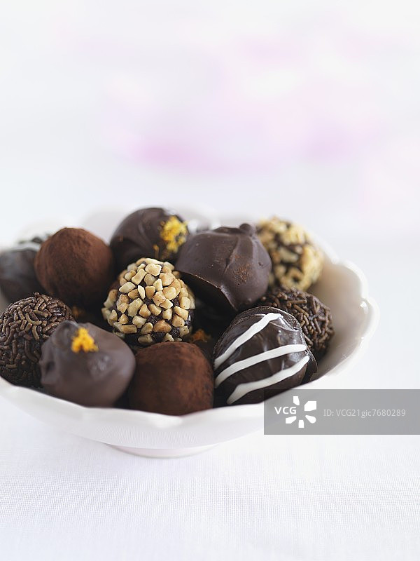 带有牛奶巧克力的心形白巧克力糖果图片素材