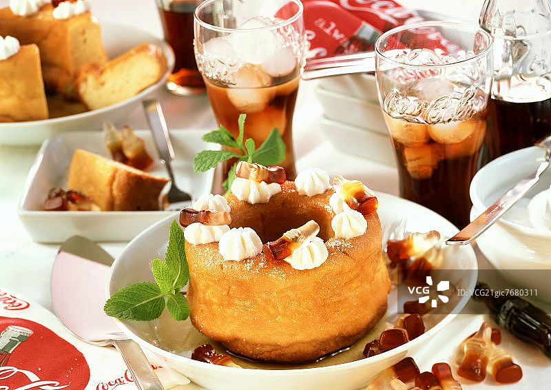 可口可乐奶油萨瓦林蛋糕图片素材