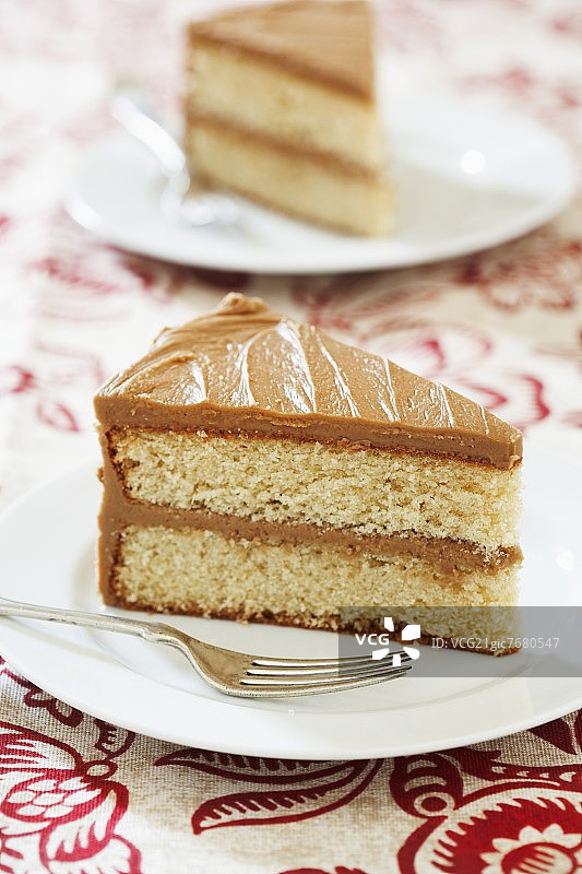 焦糖糖霜双层黄色蛋糕切片图片素材