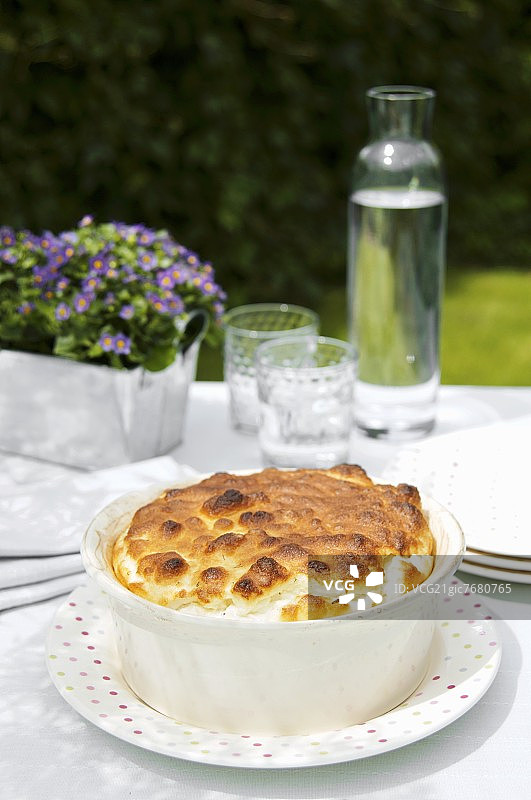 户外烤盘中的香草舒芙蕾图片素材