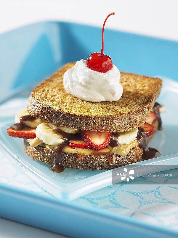 花生酱、香蕉、草莓和巧克力酱三明治图片素材