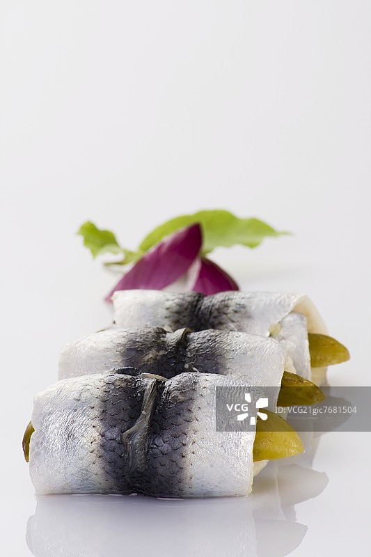 腌鲱鱼卷配小黄瓜图片素材