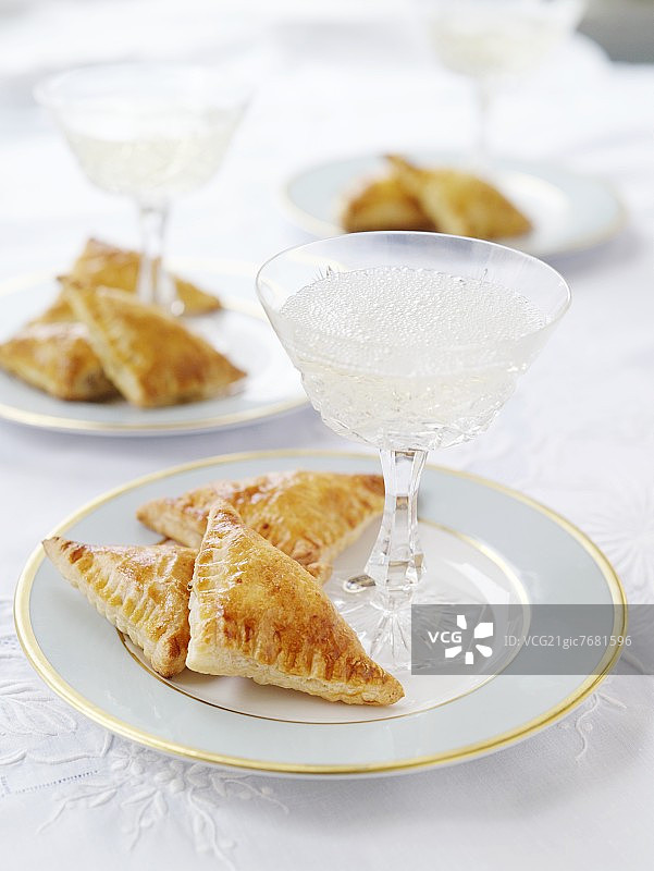 土豆馅饺子与气泡酒（波兰）图片素材