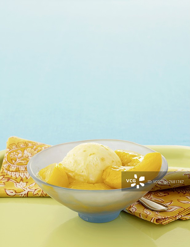 冰淇淋蜜桃甜点图片素材