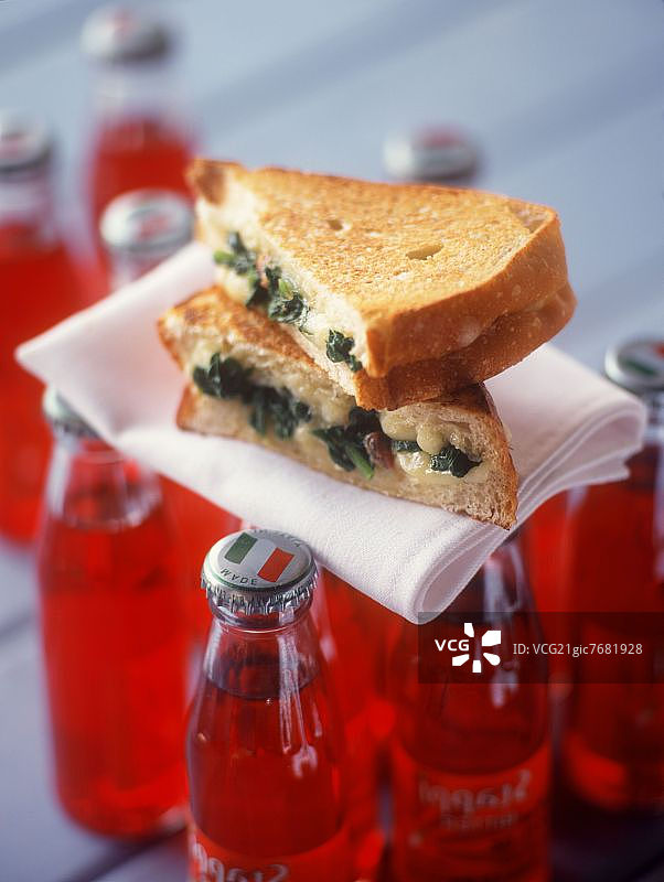 菠菜和塔雷吉欧奶酪三明治（烤奶酪和菠菜三明治）图片素材