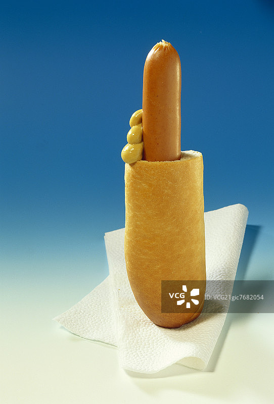 餐巾纸上的热狗配芥末酱图片素材