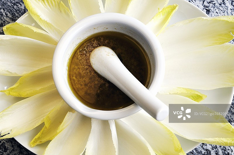 Bagna cauda（沙丁鱼和大蒜蘸酱），意大利皮埃蒙特图片素材