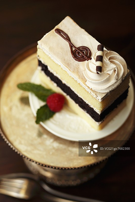 卡布奇诺蛋糕切块；高音谱号装饰图片素材