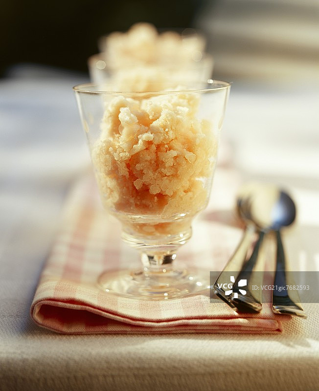 两杯橙子和柠檬冰沙图片素材