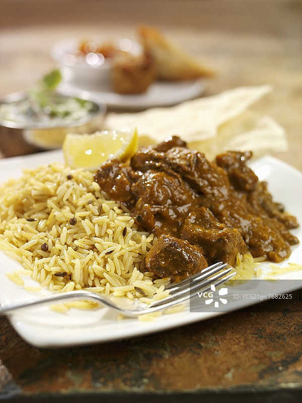 搭配米饭的印度牛肉咖喱图片素材