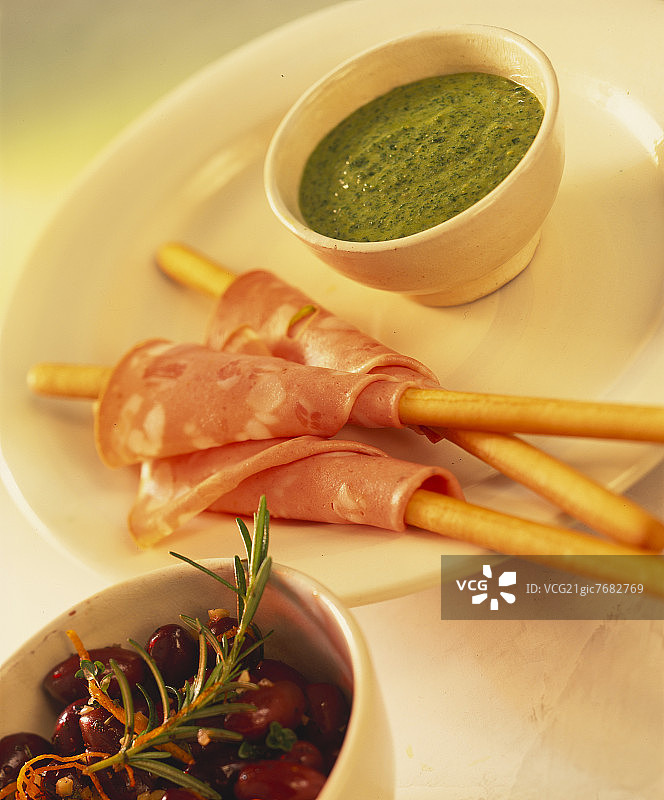 意大利香肠和绿色酱汁面包棒图片素材