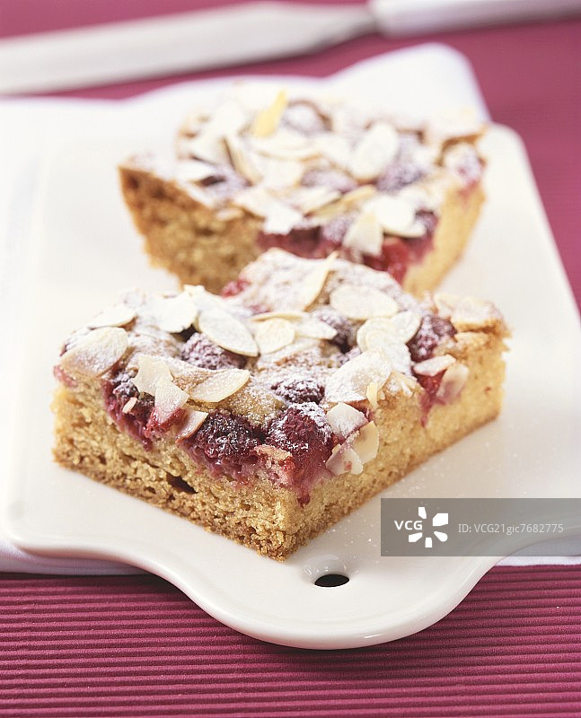 两块覆盆子杏仁蛋糕图片素材