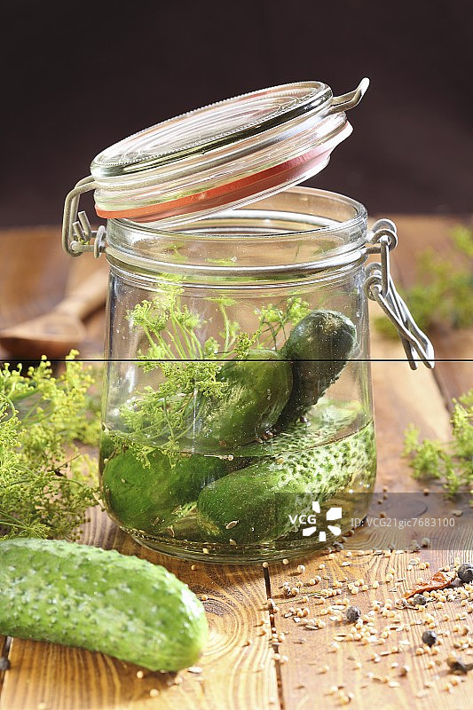罐装腌制小黄瓜图片素材
