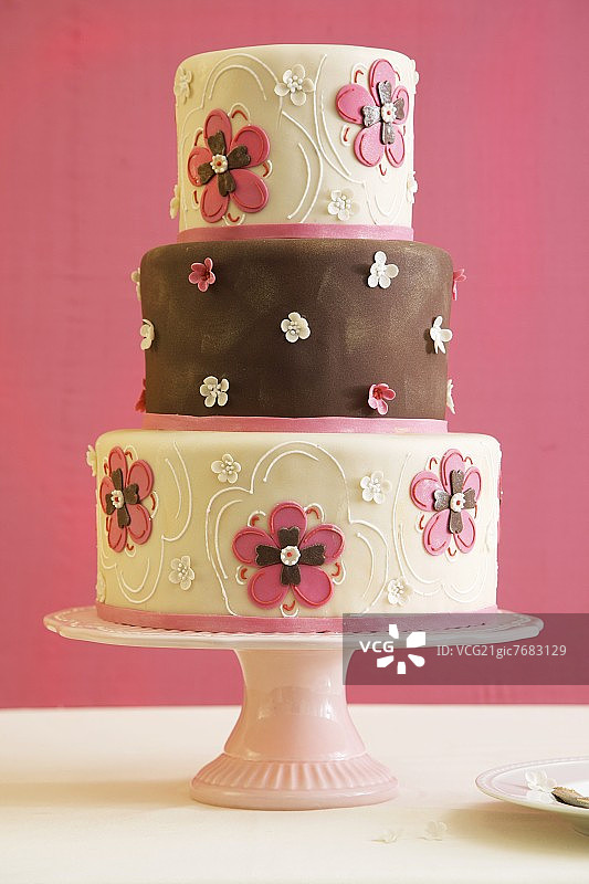 棕色和粉色三层婚礼蛋糕图片素材
