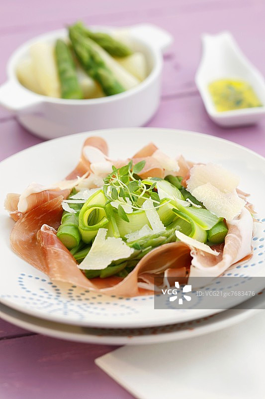 芦笋配火腿和帕尔马干酪图片素材