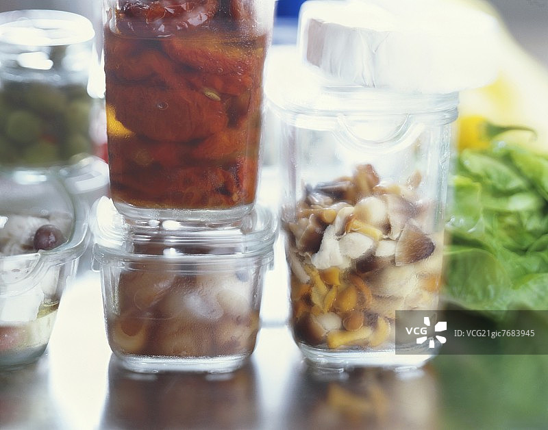 腌制蘑菇、番茄、青葱和羊奶酪图片素材