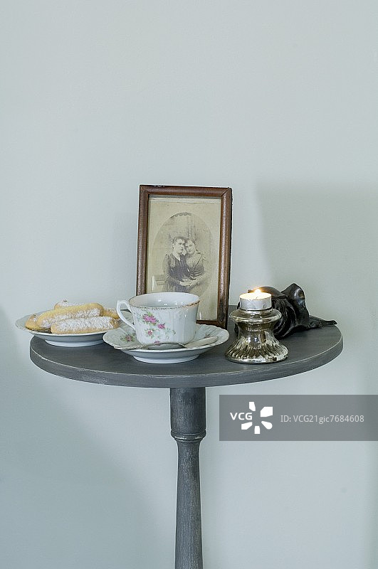 茶、饼干、照片和夜灯图片素材