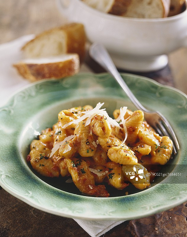 番茄酱和帕尔马干酪土豆面疙瘩图片素材