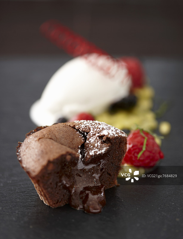 热巧克力蛋糕配芒果酸辣酱和椰子冰淇淋图片素材