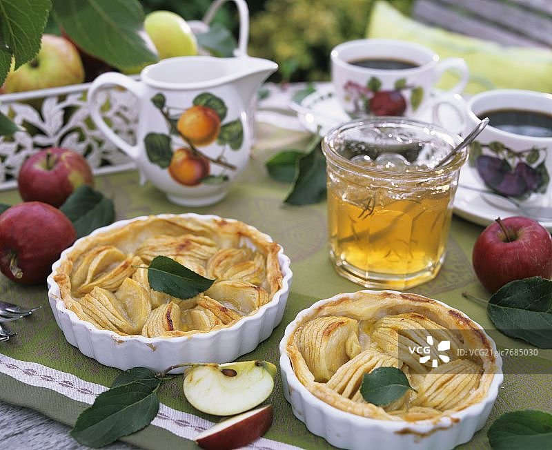 两个苹果馅饼和迷迭香苹果冻图片素材