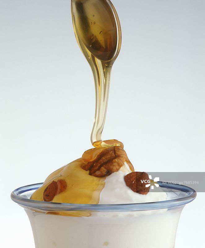 原味坚果蜂蜜酸奶（勺子舀起）图片素材