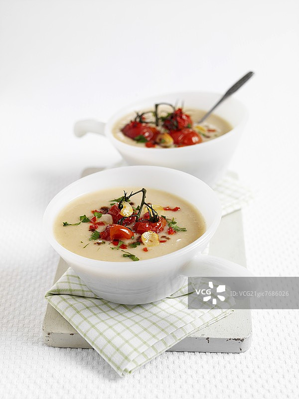 奶油豆汤配鸡尾酒番茄图片素材