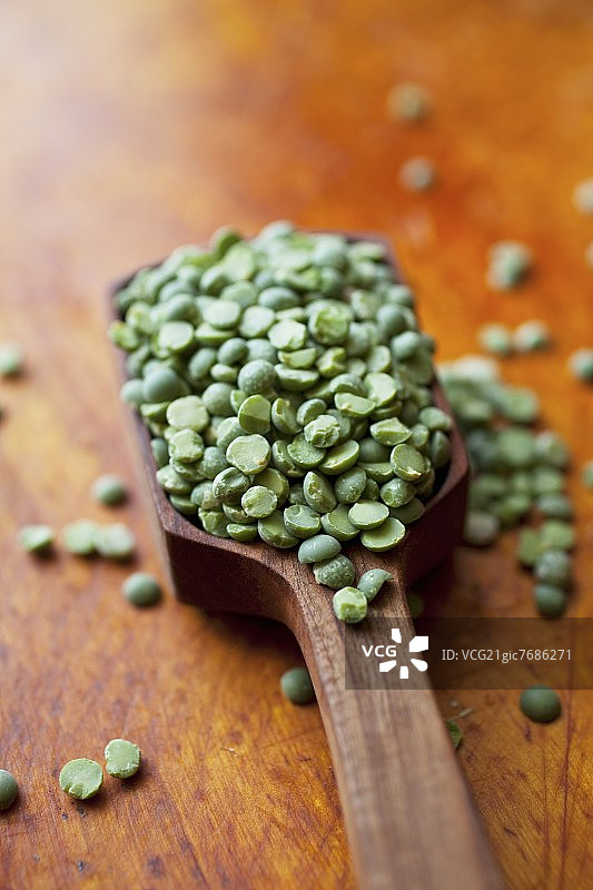 木勺中的干豌豆图片素材